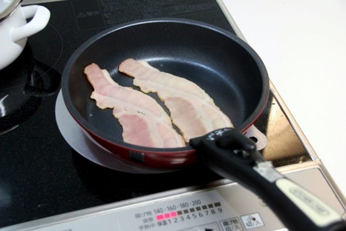 IHコンロでベーコンを焼く