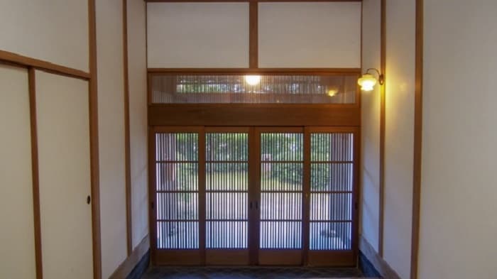 日本家屋タイプの玄関などにはカーテンの設置が難しいことも