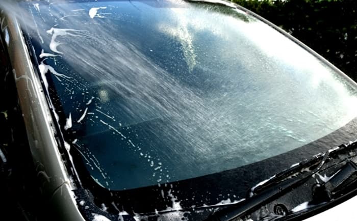 フロントガラスの水垢に激落ちくん メラミンスポンジ は効果的 洗車 家事の教科書