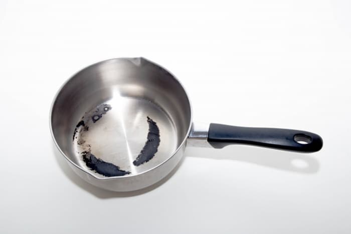 重曹を使わずにアルミ鍋の黒ずみや焦げを落とす方法とは？